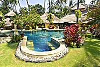 Swimmingpool des Alam Anda Ocean Front Resort & Spa
