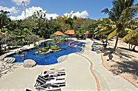 Swimmingpool des Bintang Flores Hotel