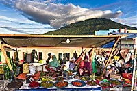 Markt auf Ternate mit dem Vulkan Gamalama im Hintergrund