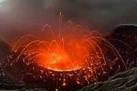 der aktive Vulkan Dukono auf Halmahera spuckt Lava