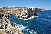 wildromantische Felsküste sind charakteristisch für die maltesischen Inseln