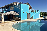 Hauptgebäude des Cabo Pulmo Beach Resort mit Tauchbasis und Restaurant sowie Pool 