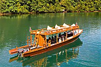 das Tauchboot des D'lagoon Dive Resorts bietet ausreichend Platz für die Taucher
