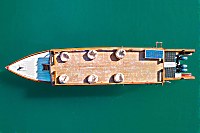 das Tauchboot des D'lagoon Dive Resorts aus der Vogelperspektive