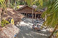 die Tauchbasis und das Restaurant befinden sich direkt nebeneinander im Sipalay Easy Diving and Beach Resort