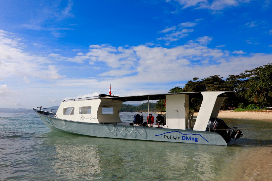 das Tauchboot des Pulisan Resorts ist im klassischen und bewährten Stil Nord-Sulawesis gebaut