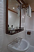 Blick in ein neu renoviertes Badezimmer im Unterdeck