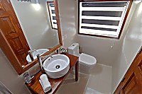 Blick in das modern gestaltete Badezimmer einer Oberdeck Kabine