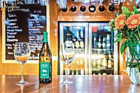 die Bar bietet ein großes Angebot an ausgesuchten Weinen und erstklassigen Longdrinks