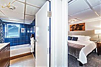 Blick auf Badezimmer und Schlafbereich der Premium Suite