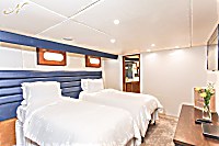 Blick auf das große Bett der Premium Suite auf der Nautilus Gallant Lady