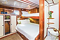 Blick auf Betten und Badezimmer eines Staterooms auf der Nautilus Under Sea