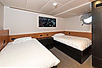 Blick in einen Luxury Stateroom mit getrennten Betten