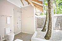das modern gestaltete Freiluft Badezimmer eines Strand Bungalows