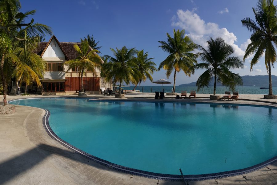 Swimmingpool des Maluku Resort & Spa