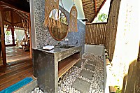 Blick in das halboffene Badezimmer eines Twinbed Cottages im Metita Beach Resort