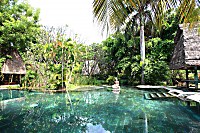 Swimmingpool im Pondok Sari Beach Resort