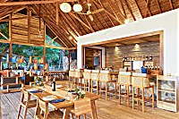 Blick auf die Bar des Saronde Islands Resorts