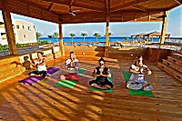das Resort bietet regelmäßig Yoga im Freiluft Pavillon an