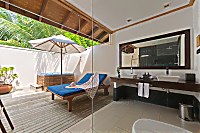 Blick in das halboffene Badezimmer einer Jacuzzi Beach Villa
