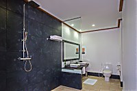 Blick in ein modern gestaltetes Badezimmer einer Jacuzzi Water Villa